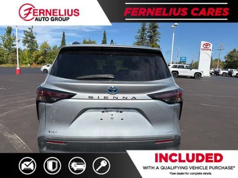 Used 2025 Toyota Sienna XLE FWD image 3