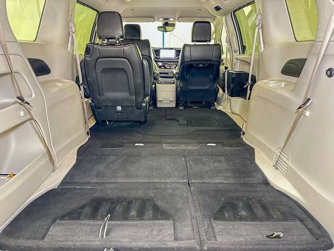 Used 2023 Chrysler Pacifica Touring-L FWD image 20