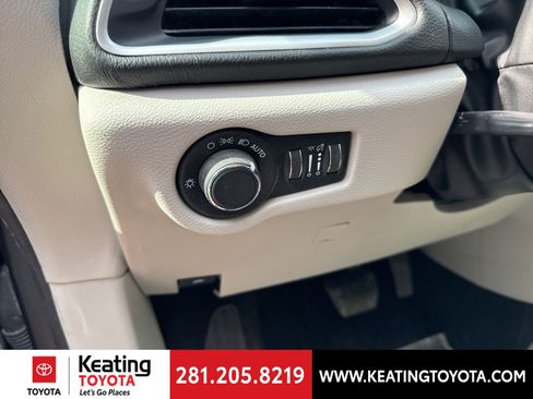 Used 2022 Chrysler Voyager LX image 11