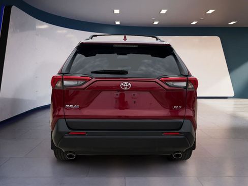 Used 2022 Toyota RAV4 XLE Premium image 4