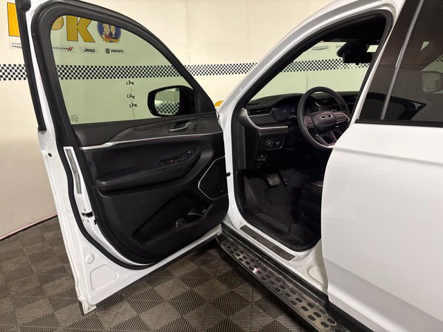 Used 2024 Jeep Grand Cherokee L Limited w/ Luxury Tech Group II AWD/4WD image 9