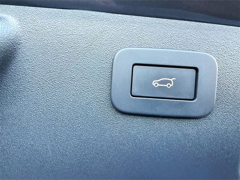 Used 2023 Jaguar E-PACE SE image 31