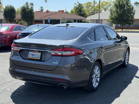 Used 2017 Ford Fusion SE w/ Fusion SE Technology Package image 5