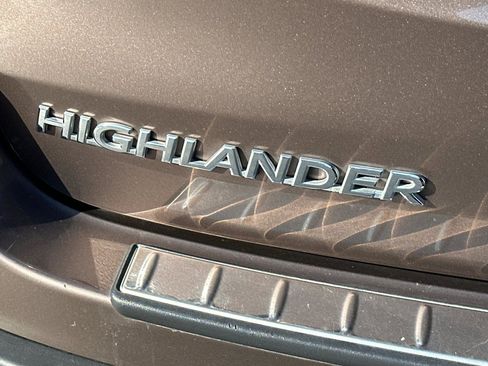 Used 2018 Toyota Highlander LE w/ Carpet Mat Package (TMS) image 26