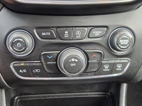 Used 2019 Jeep Cherokee Latitude Plus AWD/4WD image 24