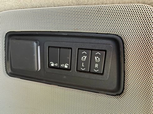 Used 2022 Cadillac Escalade Sport Platinum w/ LPO, ONYX Package AWD/4WD image 31