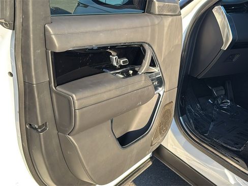 Used 2024 Land Rover Range Rover Long Wheelbase Autobiography image 12