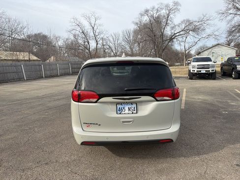 Used 2020 Chrysler Pacifica Touring w/ S Appearance Package image 9