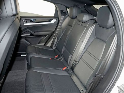 Certified 2024 Porsche Cayenne Coupe AWD/4WD image 34