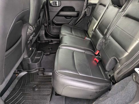 Used 2019 Jeep Wrangler Unlimited Sahara image 17