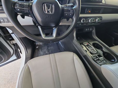 Used 2024 Honda Pilot EX-L image 11