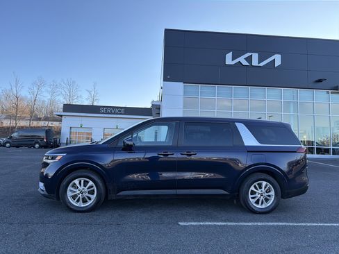 Used 2023 Kia Carnival LX image 9