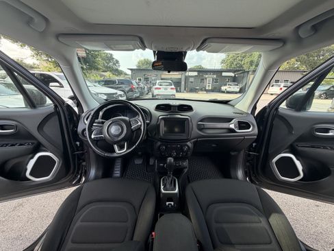 Used 2018 Jeep Renegade Latitude w/ Cold Weather Group AWD/4WD image 20