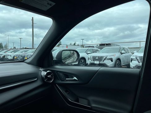 Used 2025 Chevrolet Equinox LT FWD image 35