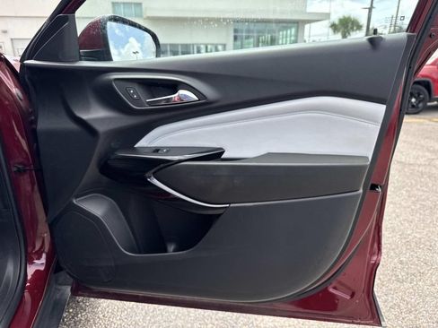 Used 2025 Chevrolet Trax LT FWD image 14