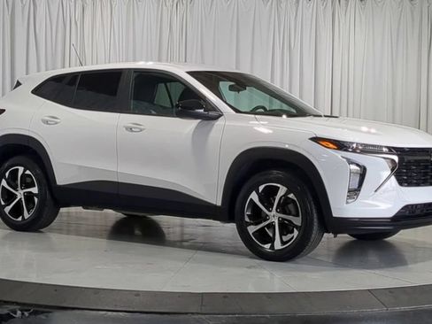 Used 2024 Chevrolet Trax RS w/ Driver Confidence Package FWD image 2