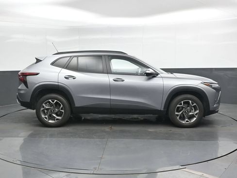 Used 2025 Chevrolet Trax LT FWD image 3