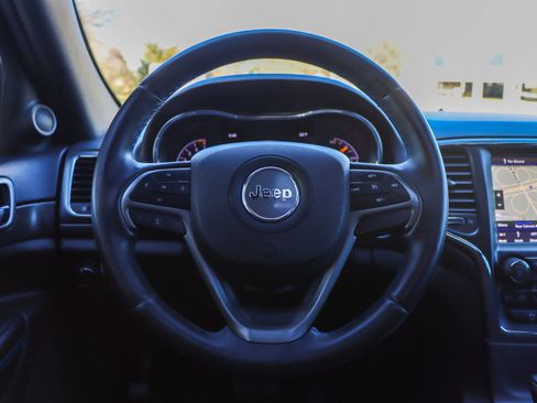 Used 2018 Jeep Grand Cherokee Laredo AWD/4WD image 28