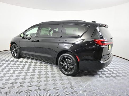 New 2026 Chrysler Pacifica Limited image 4