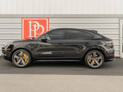 Used 2022 Porsche Cayenne Turbo S AWD/4WD image 40