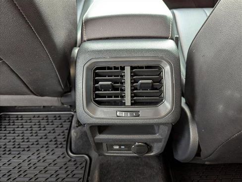 Used 2022 Volkswagen Tiguan SE image 16
