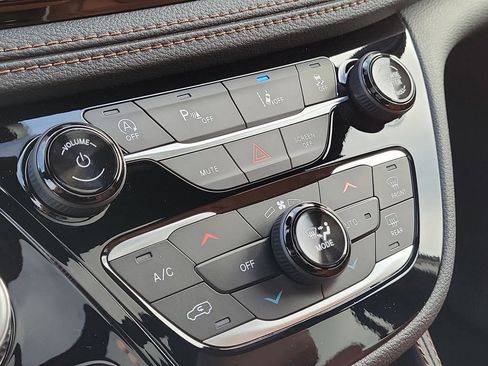 New 2026 Chrysler Pacifica Pinnacle w/ Trailer Tow Group AWD/4WD image 32