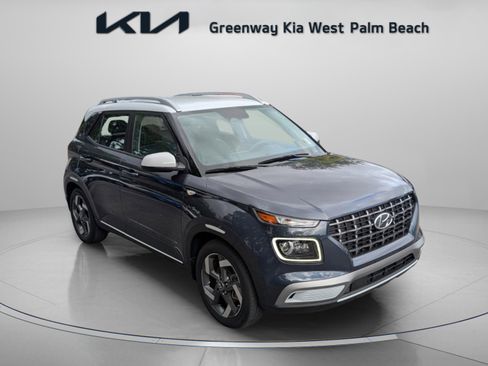 Used 2023 Hyundai Venue Limited image 2