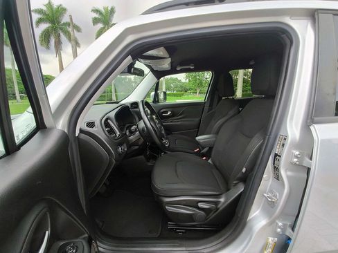 Used 2017 Jeep Renegade Altitude FWD image 23