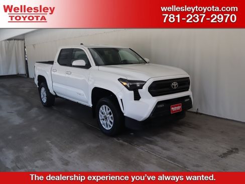 Certified 2024 Toyota Tacoma SR5 image 1