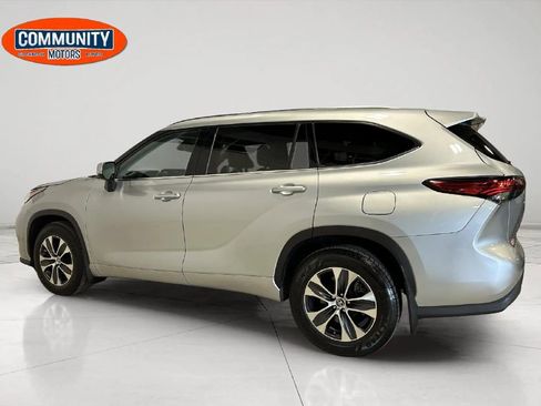 Used 2020 Toyota Highlander XLE AWD/4WD image 4