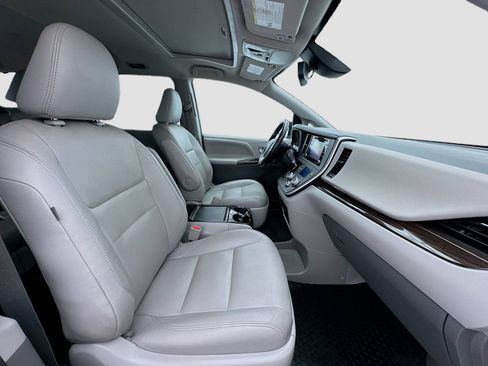 Used 2020 Toyota Sienna XLE image 22