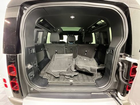 Used 2025 Land Rover Defender 110 S image 28