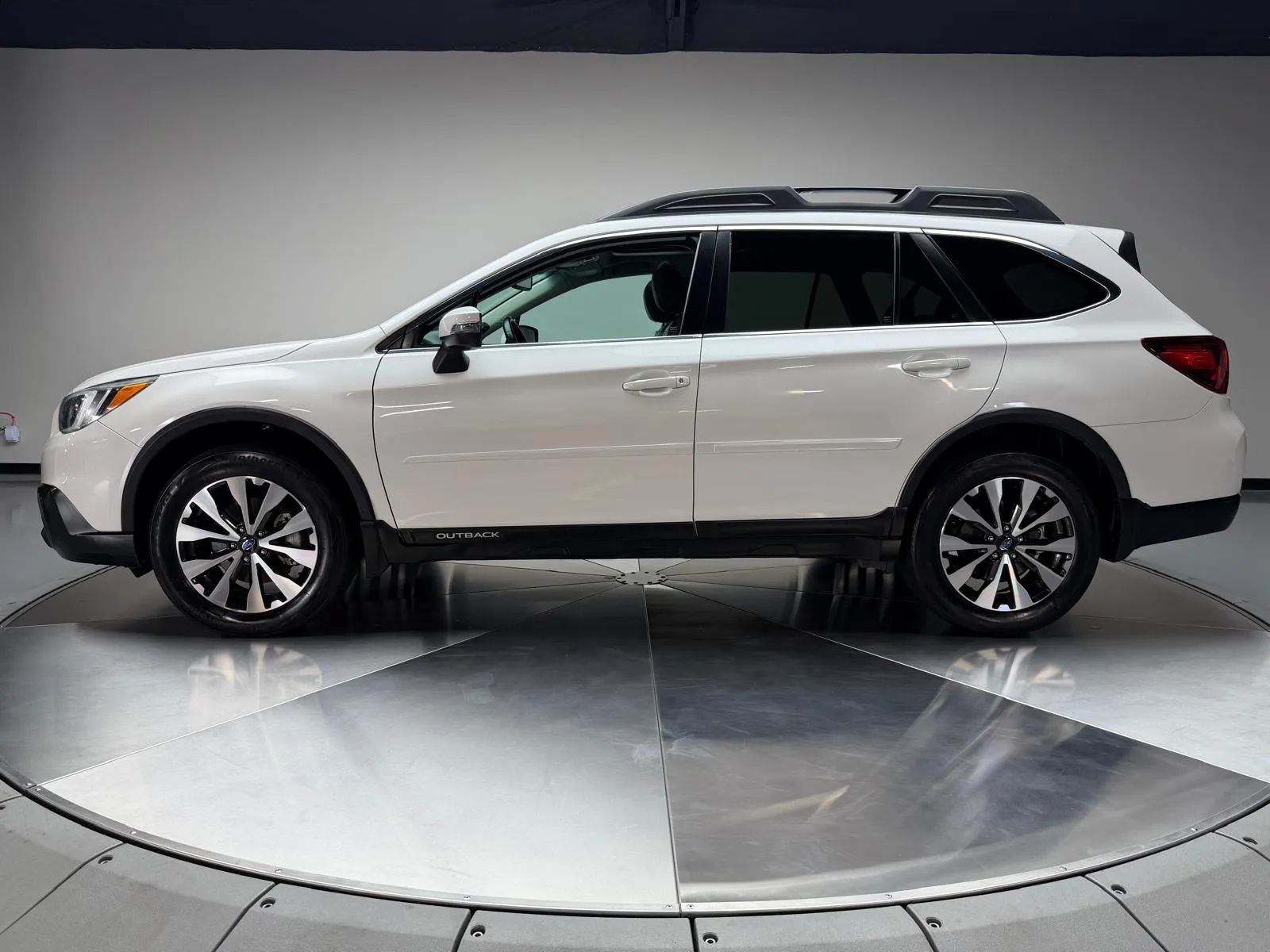 Used 2016 Subaru Outback 3.6R Limited AWD/4WD image 4