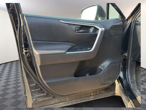 Used 2021 Toyota RAV4 LE AWD/4WD image 10