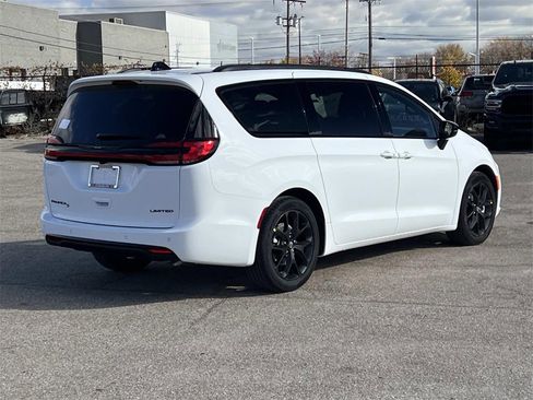 New 2026 Chrysler Pacifica Limited image 3