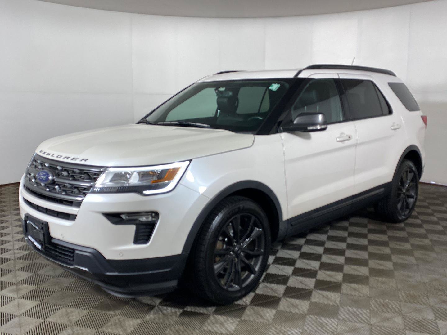 Used 2018 Ford Explorer XLT w/ Equipment Group 202A AWD/4WD image 29
