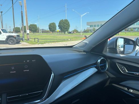 Used 2025 Chevrolet Trax LT FWD image 33