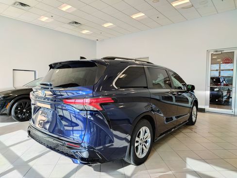 Used 2023 Toyota Sienna XSE w/ XSE Plus Package AWD/4WD image 3