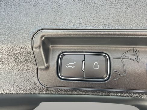 Used 2023 Ford Explorer XLT w/ Equipment Group 202A RWD image 9