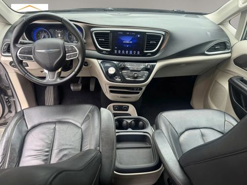 Used 2017 Chrysler Pacifica Touring-L FWD image 23