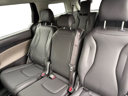 Used 2025 Kia Carnival image 13