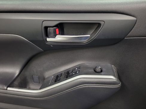 Used 2021 Toyota Highlander XLE image 19