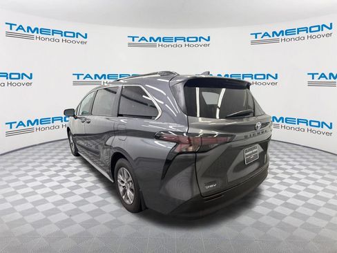Used 2025 Toyota Sienna LE FWD image 3