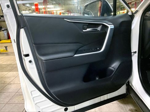 Used 2023 Toyota RAV4 SE image 9