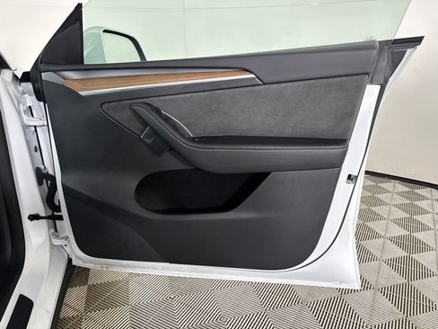 Used 2024 Tesla Model Y 2WD image 21
