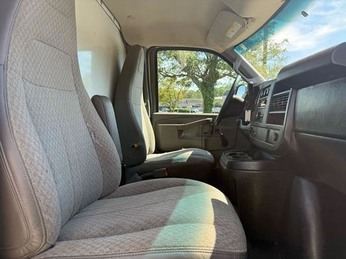 Used 2016 Chevrolet Express 3500 RWD image 18