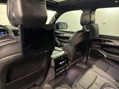 Used 2023 Jeep Wagoneer Series II AWD/4WD image 32