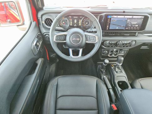 Used 2025 Jeep Wrangler Unlimited Sahara AWD/4WD image 11