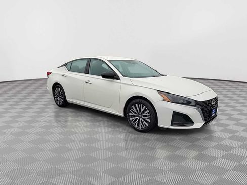 Used 2025 Nissan Altima 2.5 SV FWD image 2