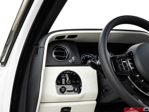 Used 2022 Rolls-Royce Cullinan w/ Cullinan Package image 28